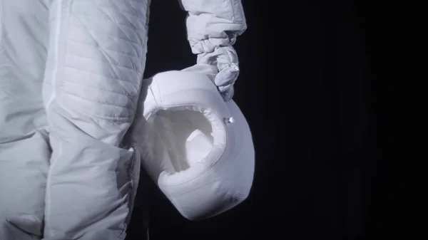 Астронавт стоит и держит в руке шлем. — стоковое фото