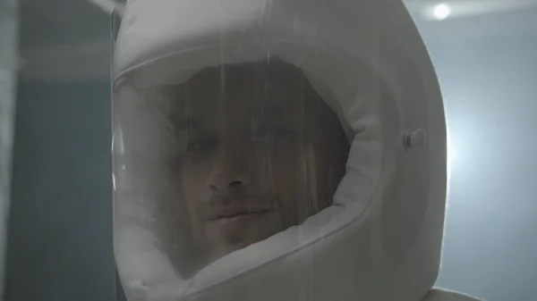 Космонавт в скафандре смотрит в камеру и улыбается. — стоковое фото