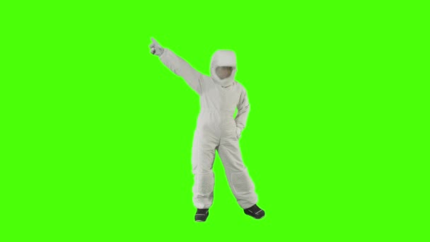 Uzay kıyafetli adam tuhaf dans ediyor. — Stok video