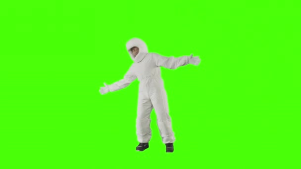 L'homme en combinaison spatiale danse et agite les mains — Video