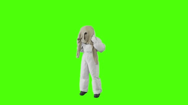 女の子で宇宙服を着てセーターを着ようとすると — ストック動画