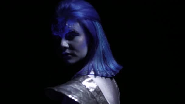Alien avec les cheveux bleus et la peau regarde la caméra — Video