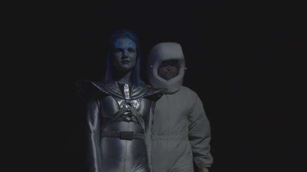 Alien goes hand in hand with a man in a spacesuit — Stock Video