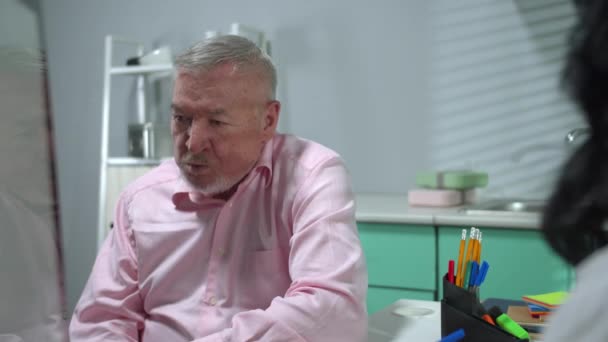 Old man sit in cabinet of hospital and listen bad news from doctor — Stock Video