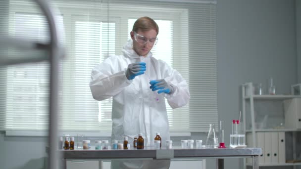 Man in protective workwear and gloves who work with chemicals in the laboratory — Stock Video