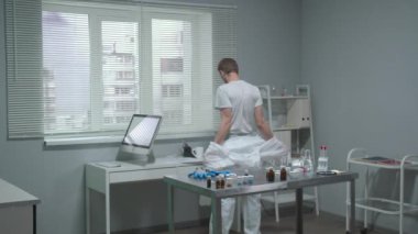 Adam laboratuarda koruyucu giysiler giydi.