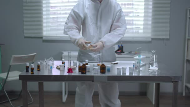 L'homme en tenue de travail protectrice a mis le feu à des substances en laboratoire — Video