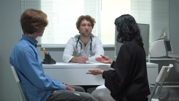 Mother and son have got doctors appointment in hospital — Stock Video