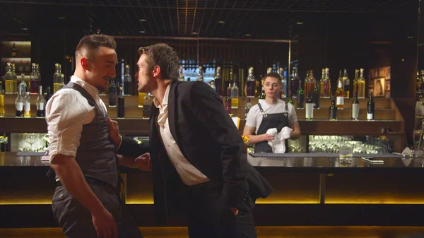 Zwei Männer stehen an der Bar und streiten sich — Stockfoto