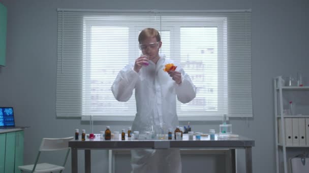 Медленное движение, человек в защитной рабочей одежде запах вещи в лаборатории — стоковое видео
