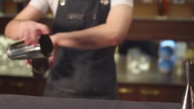 Yavaş çekim, barmen barda boş içeceklerle oynuyor.