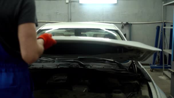 Mechaniker schließt die Motorhaube des Autos und zeigt ein gutes Zeichen — Stockvideo