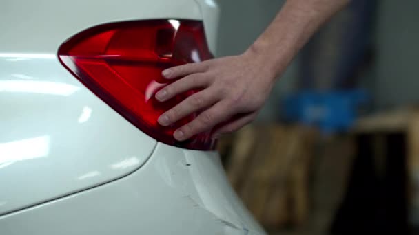 Mecânico examina danos e toca um carro — Vídeo de Stock