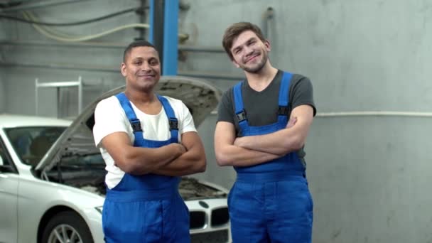 Slow motion, mechanics in uniform stand and look at camera and smile — Stock Video