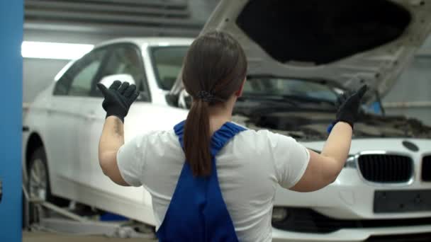 Machine rises, mechanic in uniform adjusts with his hands — 图库视频影像