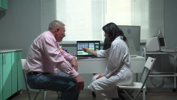 Doutor mostrar golpe cerebral para homem velho no armário do hospital — Vídeo de Stock