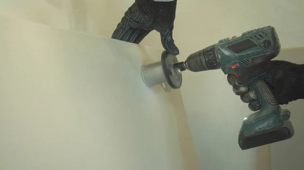 Kapatın, tamirci duvarda bir delik açıyor. 