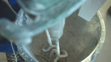 Kapalı, inşaatçılar çimento karıştırıcı ile çalışır.