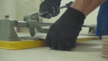 Yaklaş, koruyucu eldivenli adam fayans kes.