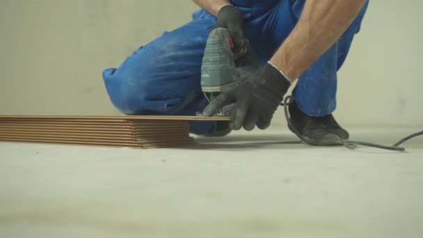 Slow motion, reparatör skär en bit av en kakel — Stockvideo