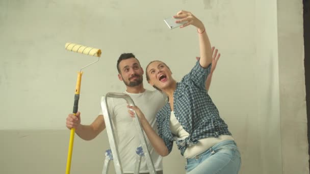 Cámara lenta, pareja de la familia hace una foto durante la reparación — Vídeos de Stock