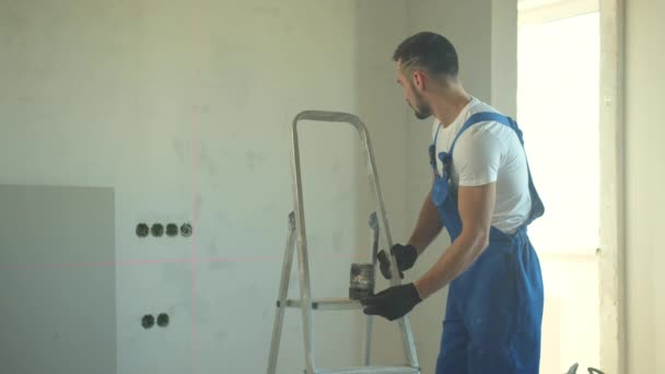 Reparateur mit Handschuhen arbeitet in der Wohnung — Stockvideo