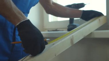 Mimar tahtanın uzunluğunu ölçer