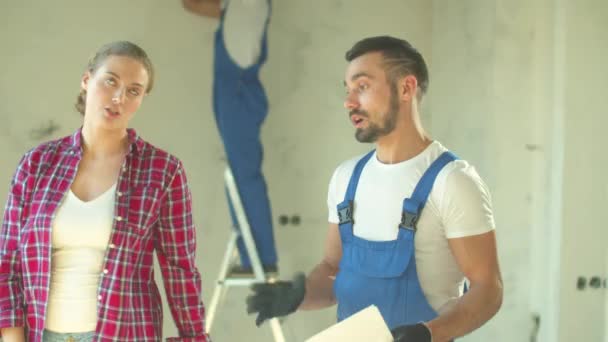 Unpleased woman discuss a repair with builder — Stock Footage Unpleased woman discuss a repair with builder Royalty Free Stock Footage