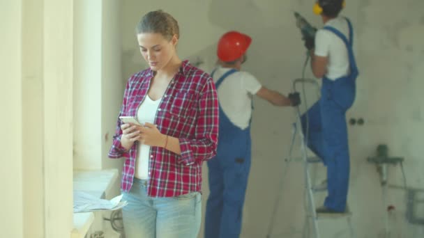 Femme regarde le téléphone et sourit — Video