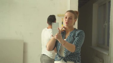 Kadın tamir sırasında video aracılığıyla konuşur 