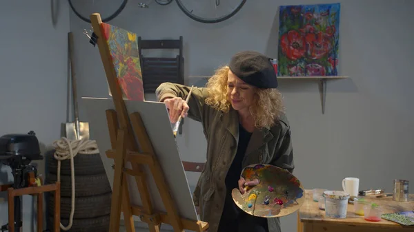 Mulher não pode pintar um quadro no estúdio — Fotografia de Stock