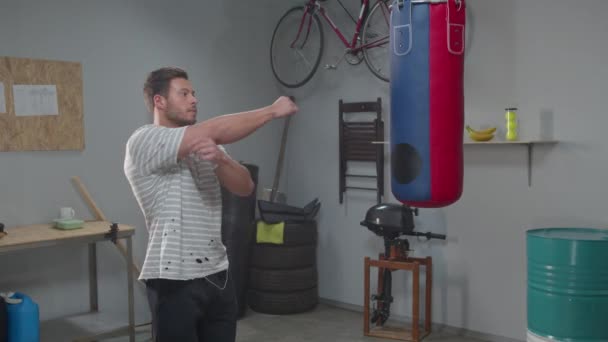 Man exercises his arms in the gym — Stockvideo