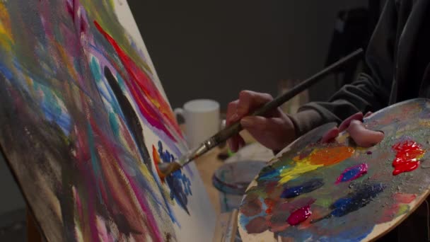 Woman mixes paints and draws a picture — Stock Video