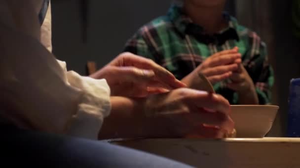 Femme sculpte une assiette sur une roue de poterie — Video