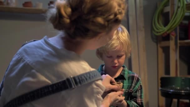 Niño esculpe una taza con las manos en el taller, cámara lenta — Vídeos de Stock