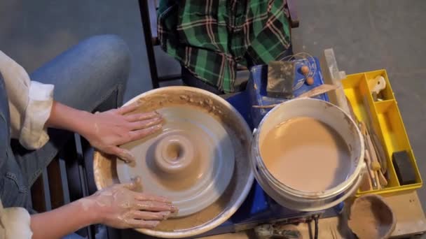 Movimento lento, mulher trabalha com roda de cerâmica em uma oficina — Vídeo de Stock