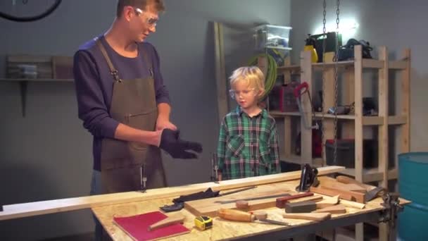 De mens trekt beschermende handschoenen aan in de werkplaats — Stockvideo