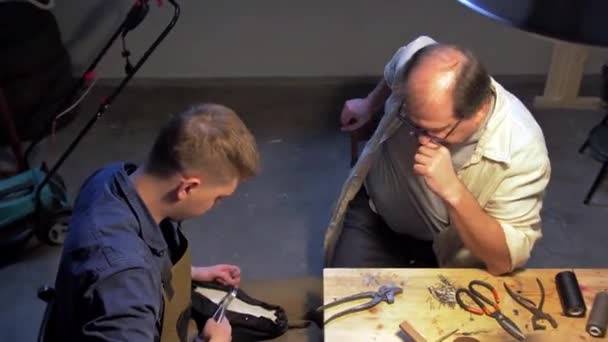 Master geeft les in een schoenenatelier — Stockvideo