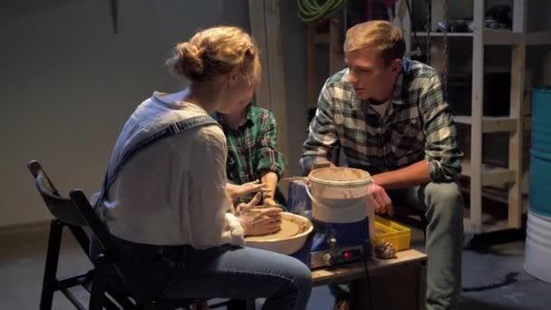 Kvinna lär liten pojke att arbeta med keramik hjul — Stockvideo
