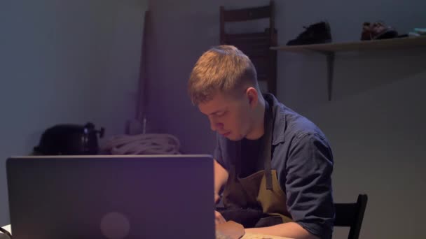 depositphotos 355996322 stock video man watches training video in девушка с телефоном в темноте