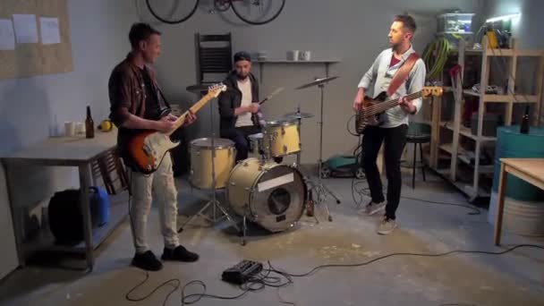 Молодые музыканты в гараже имеют повтор — стоковое видео