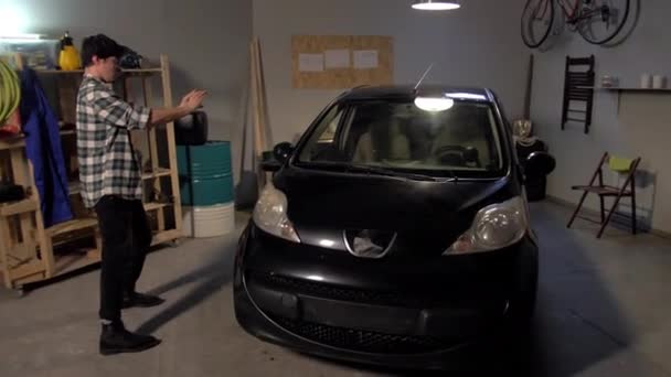 Le gars qui prend des photos d'une voiture dans un garage — Video