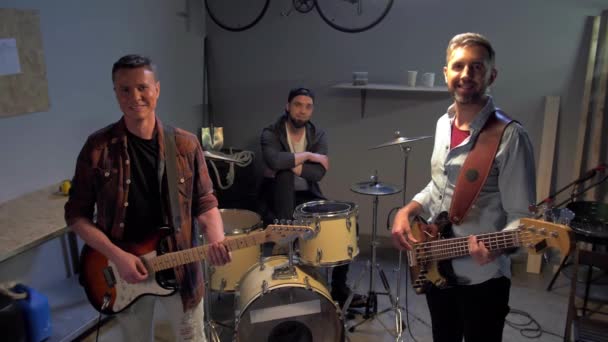 Musiker proben in der Garage — Stockvideo