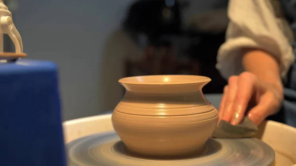 Donna fa una pentola su una ruota di ceramica in un laboratorio, al rallentatore — Foto Stock