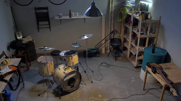 Garage med trumma där musiker repeterar — Stockfoto