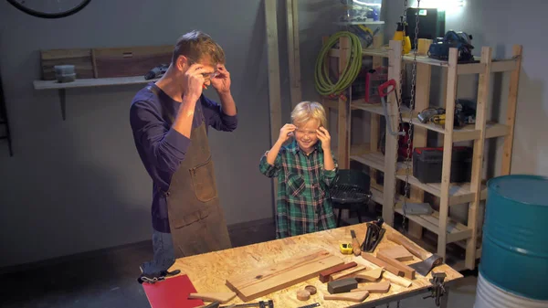 Homme et garçon mis sur des lunettes de sécurité avant le travail — Photo