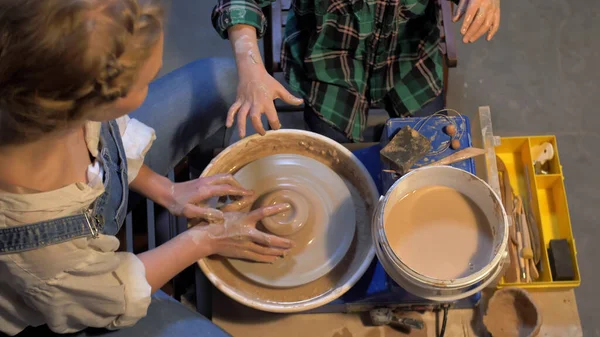 Повільний рух, жінка працює з керамічним колесом в майстерні — стокове фото