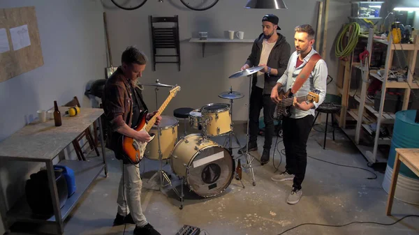 Musica garage band si prepara per le prove — Foto Stock