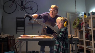 Ağır çekimde, çocuk tahta makineli tüfekle oynuyor. 