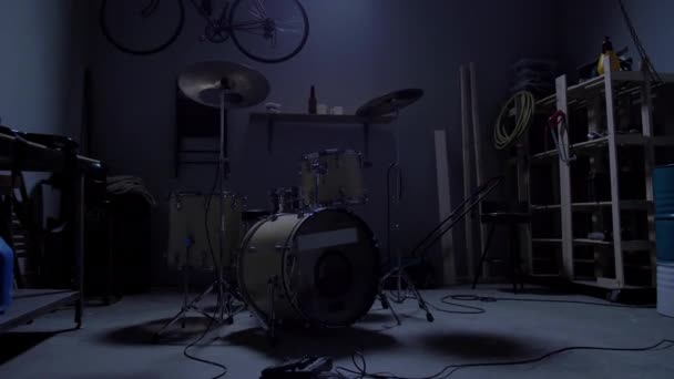 Les musiciens se préparent pour la répétition dans le garage — Video